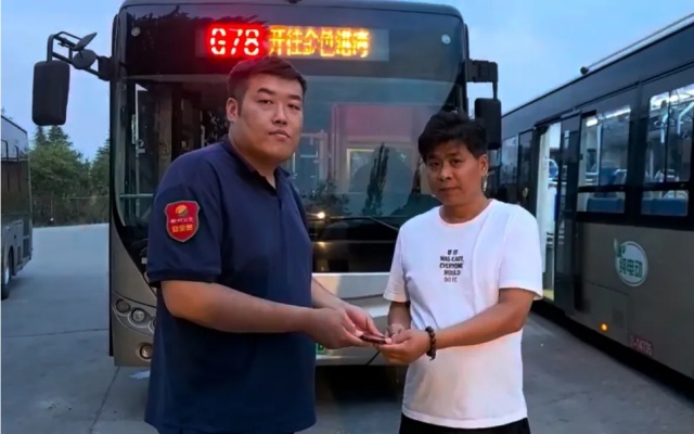 愛(ài)隨車(chē)行 粗心乘客丟失手機(jī) 鄭州公交車(chē)長(zhǎng)細(xì)心歸還