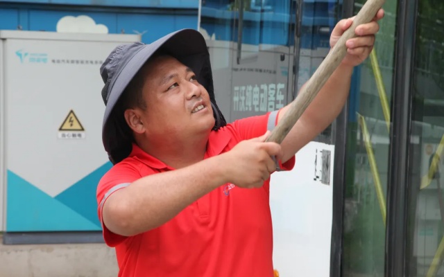 小伙戶(hù)外一天揮動(dòng)600余次長(zhǎng)柄刷子給公交車(chē)“美容”