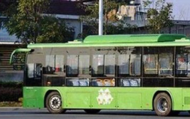 新疆首次實現電動公交車充綠電 烏蘇公交按下充綠電啟動鍵