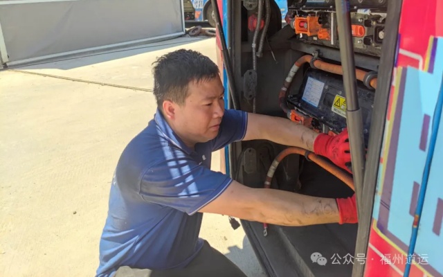福州公交車“醫生”在“烤箱”中為公交車把脈問診