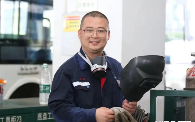 武漢公交電焊工薛強：與汗水相伴 與焊花“共舞”