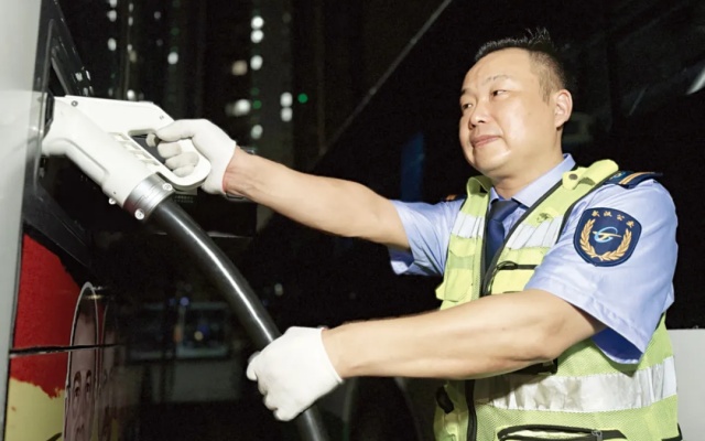 武漢公交充電工：時刻把安全放在第一