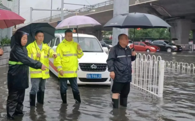 服務(wù)體現(xiàn)在細(xì)節(jié) 大雨中的太原公交人