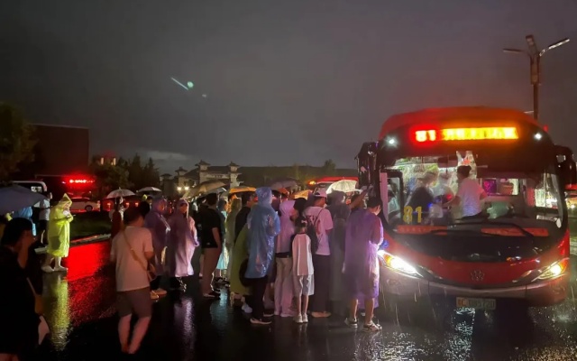 聞“汛”而動 “雨”戰越勇 洛陽公交人勇戰暴雨心系乘客安全