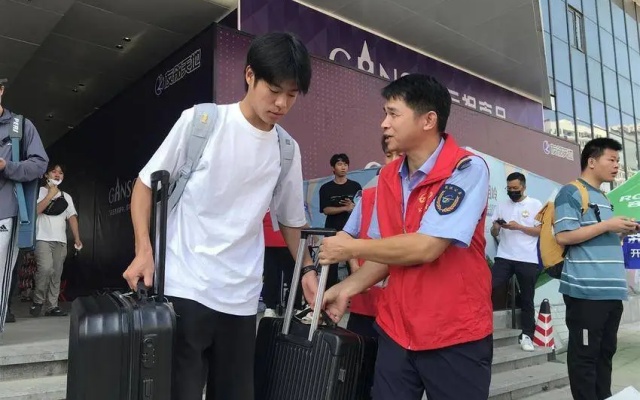 武漢公交“星星之火”志愿服務(wù)隊，化身“城市旅游導(dǎo)游”服務(wù)新生
