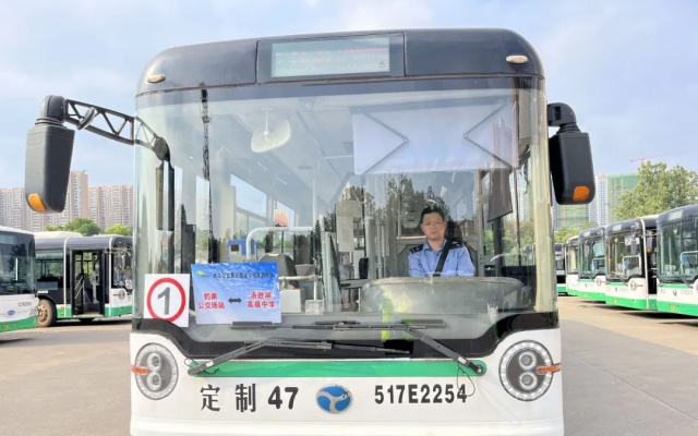 小區樓下直達學校門口，這條公交通學專線“護航”學子求學路
