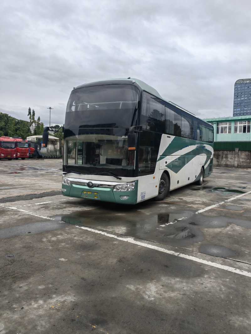 同款2臺(tái)54座一層半宇通6126國五旅游車