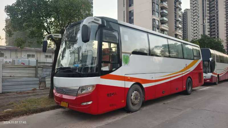 2013年7月 粵牌國(guó)三45座安凱6110旅游車(chē)
