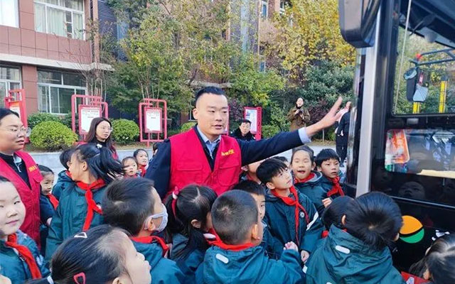 鄭州公交志愿服務隊聯(lián)合多方力量 推進小學生交通安全教育