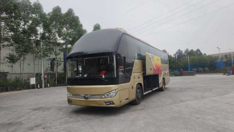 2017年12月 37座半臥帶腿拖宇通6122斜玻璃款氣囊車
