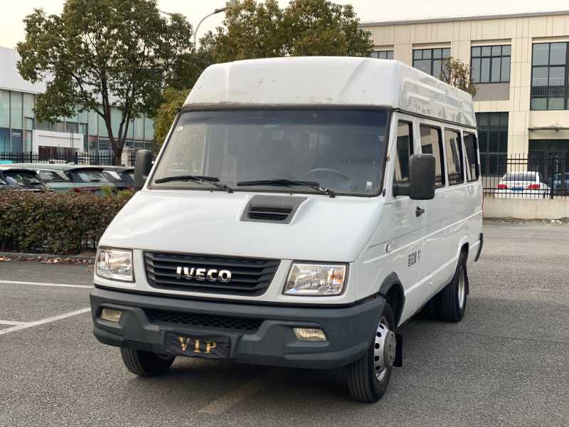 17座依維柯得意后雙輪客車