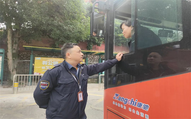 福州公交夫妻檔 風(fēng)雨無阻十年如一日的堅守