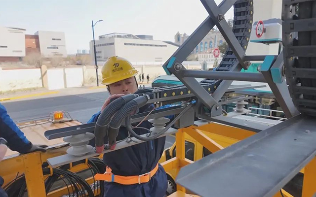 寒潮來襲 上海久事公交部門保障超級(jí)電容車受電弓正常運(yùn)行