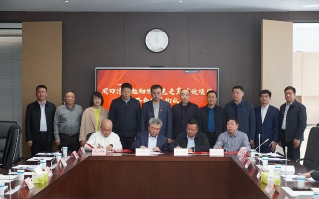 奮楫爭先潮頭立 ，乘勢而上新途啟