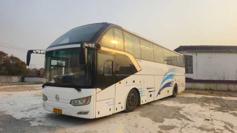 2015年上牌12米50座金旅6122氣囊暖氣營運車