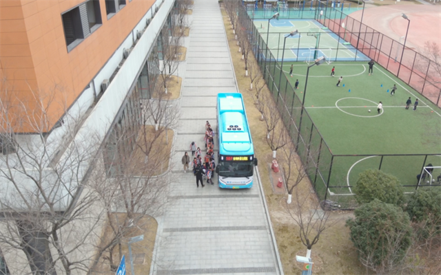 科技護(hù)學(xué)！南京公交“小藍(lán)鯨”無人機(jī)開啟校園守護(hù)新模式