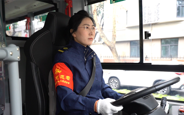 南京3路公交車上的“溫馨使者”趙艷玲