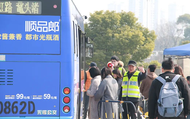 “巴士紅”領航春日出行 無錫公交黨員服務隊成城市流動風景線
