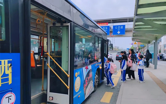 服務送上門 東部公交聯合深圳通 校園社區辦卡解出行難題