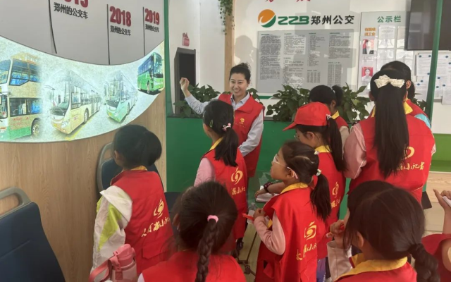 迎全國防災減災日 “小記者們”走進鄭州公交學習交通安全知識