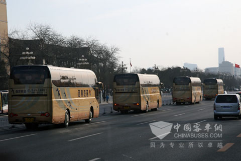 形勢在長安街的金旅客車國賓車隊(duì)