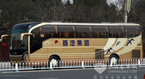 行駛在中南海前的兩會(huì)車輛