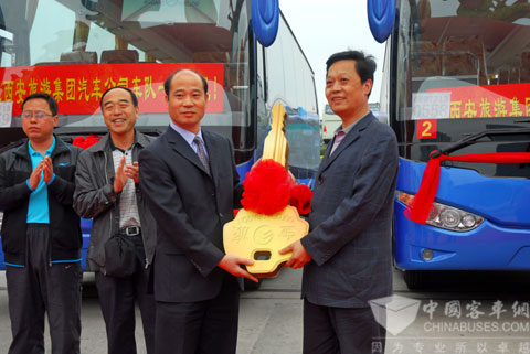金旅銷售公司李鵬總經理將金鑰匙交到西安旅汽費長安總經理手里