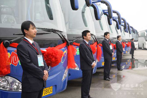 上海“愛心巴士”服務世博車隊發車儀式現場