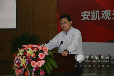 安凱客車董事長王江安在觀光級旅游客車發(fā)布會(huì)上發(fā)表講話