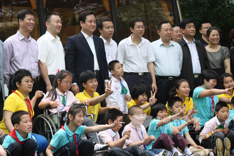領導與學生合影