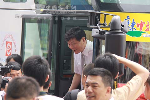 廣州市副市長親歷交車儀式現(xiàn)場(chǎng)并登車體驗(yàn)
