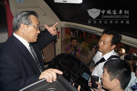 李盛霖部長(zhǎng)在海格客車(chē)上仔細(xì)了解智慧客車(chē)相關(guān)性能