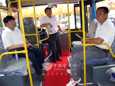 江蘇客戶向技術人員咨詢車輛配置