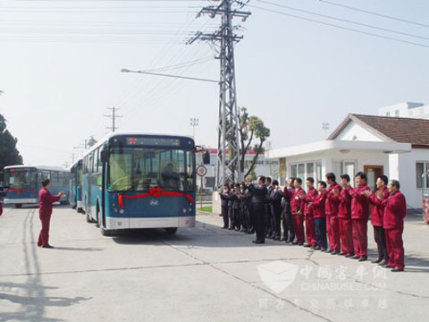 安凱客車遠嫁阿布扎比，公司員工列隊歡送