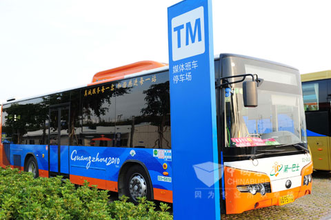 媒體村內停車場，整裝待發的宇通客車