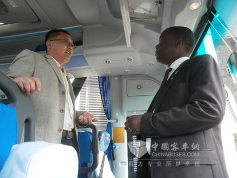 海外副總李紀留向洛帕先生詳細介紹中通客車
