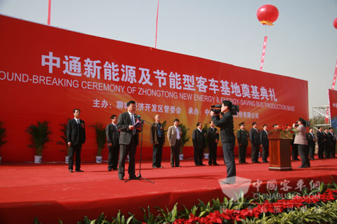 聊城市委副書記、市長林峰海，以及省、市各有關(guān)部門領(lǐng)導(dǎo)出席中通3萬輛新能源及節(jié)能型客車基地奠基典禮