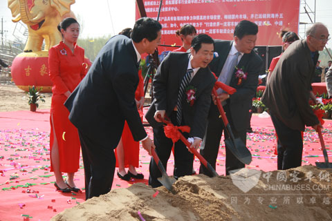 董事長李海平、總經(jīng)理孫慶民同參會領(lǐng)導(dǎo)、嘉賓一起為中通新能源與節(jié)能型客車基地奠基