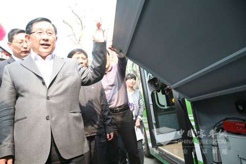 萬鋼部長認真詢問安凱純電動公交車運營情況