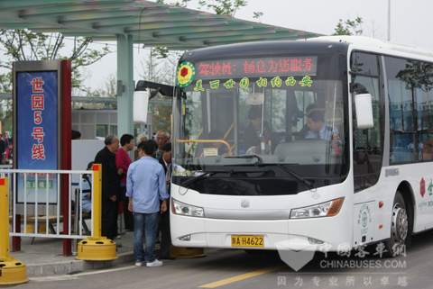 運(yùn)行在五號(hào)線(xiàn)上的中通客車(chē)