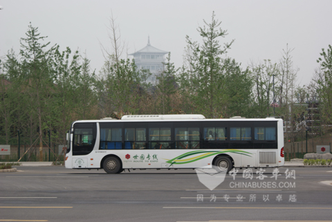 運(yùn)行在長(zhǎng)安塔下的中通客車(chē)