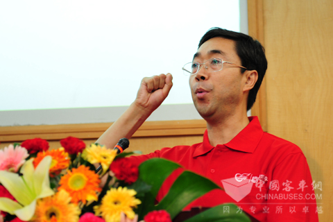 中通客車副總經理宓保倫帶領全體員工莊嚴宣誓