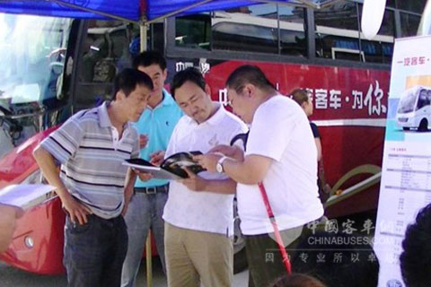 “一汽客車(chē) 為你而行”松花江畔受追捧