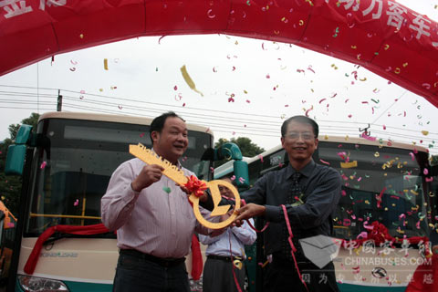 大金龍國內銷售公司總經(jīng)理張其建(右)向余杭公交公司副總經(jīng)理陳連忠(左)交接金鑰匙