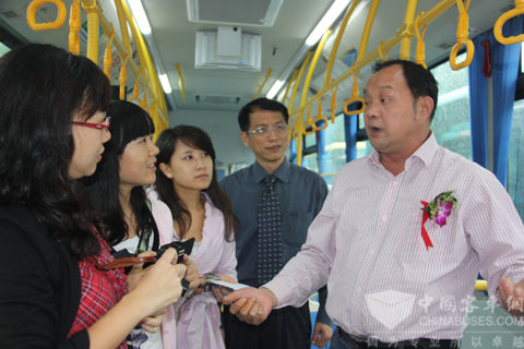 余杭公交公司副總經(jīng)理陳連忠接受媒體采訪高度肯定金龍客車的品質