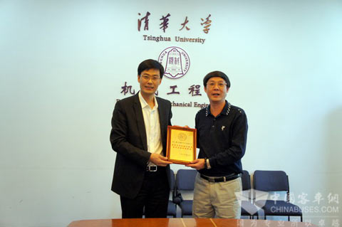 清華大學機械工程系黨委書記單際國向大金龍常務副總經理陳志強授予“清華大學社會實踐基地”獎牌
