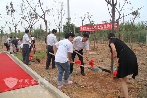 領導嘉賓揮鍬培土親手種植臺灣欒樹