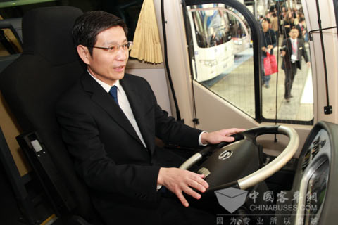 廖力強(qiáng)大使現(xiàn)場(chǎng)體驗(yàn)大金龍展車XMQ6900