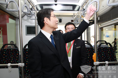 廖力強(qiáng)大使參觀大金龍三門公交車XMQ6120AGD