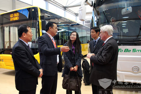 BUSWORLD創始人LUC(右一)和中國駐比大使廖力強(右二)參觀金旅展臺